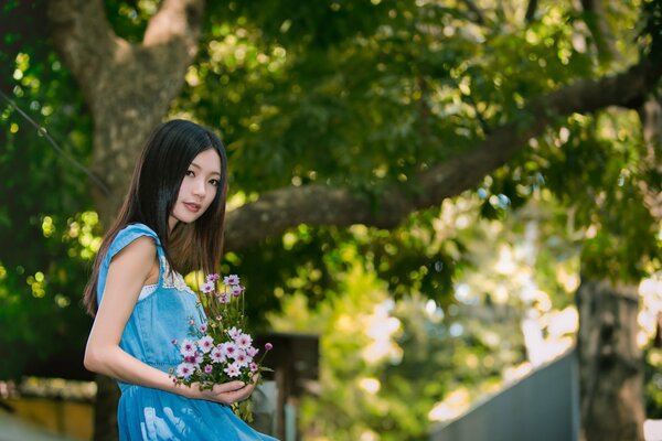 Ragazza con fiori in una giornata di sole