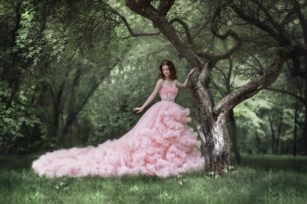 Fille dans une belle robe rose luxuriante