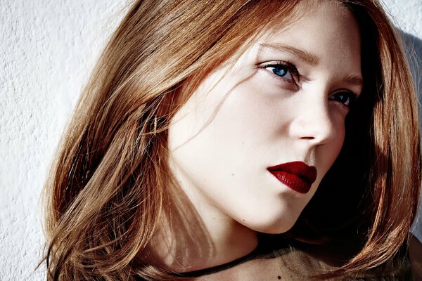 Lea Seydoux con rossetto rosso brillante sulle labbra