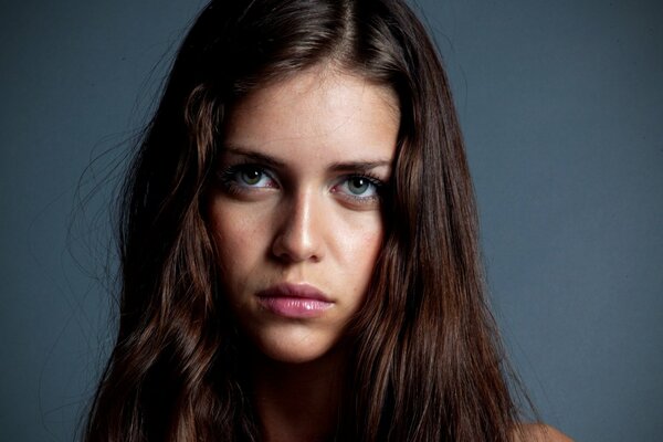 Portrait d une jeune fille aux cheveux bruns et les yeux verts