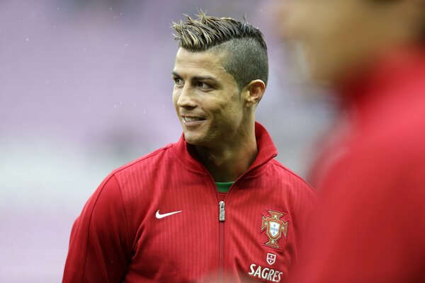 Retrato del futbolista Cristiano Ronaldo en uniforme