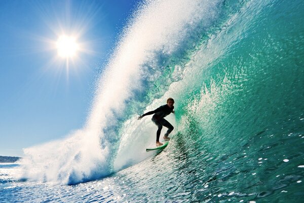 Surfeur pris la vague par le soleil de plancher