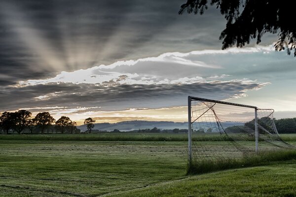 Fußballtore auf dem Feld unter freiem Himmel