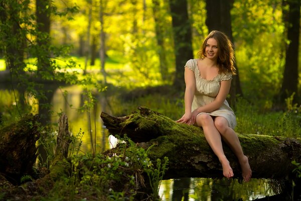 Foto estiva di una ragazza nella foresta