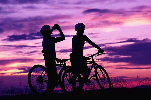 Cyclistes sur fond de beau coucher de soleil