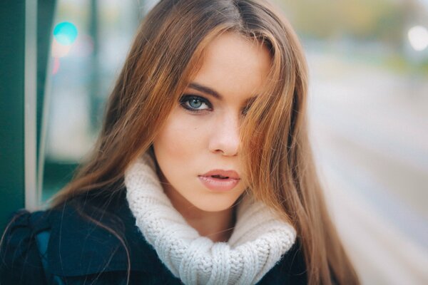 Mujer con hermosa mirada y labios