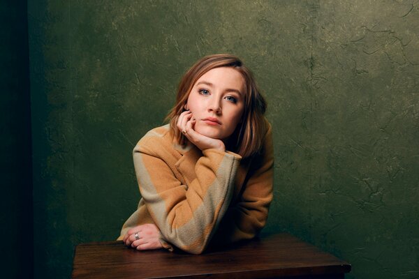 Saoirse Ronan siedzi przy stole