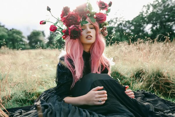 Chica en el campo con rosas en la cabeza