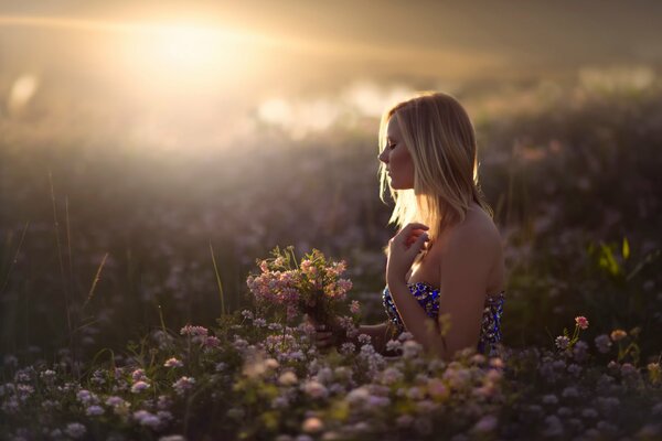 Belle fille entourée de fleurs