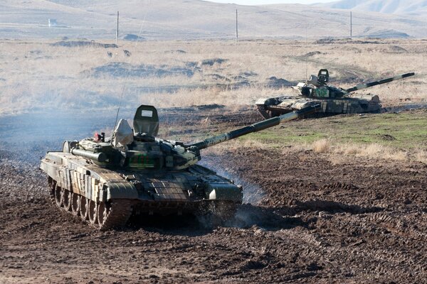 Боевые танки на дороге, предгорье