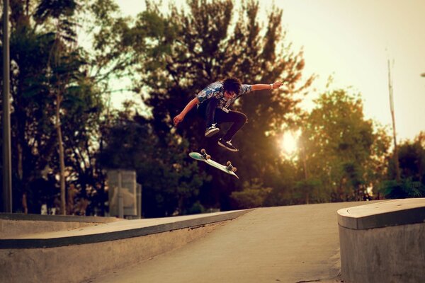 Un joven en una patineta realiza un truco