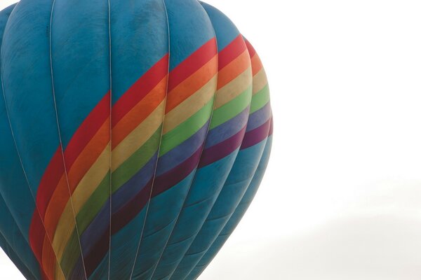 Blauer Ballon mit Regenbogen