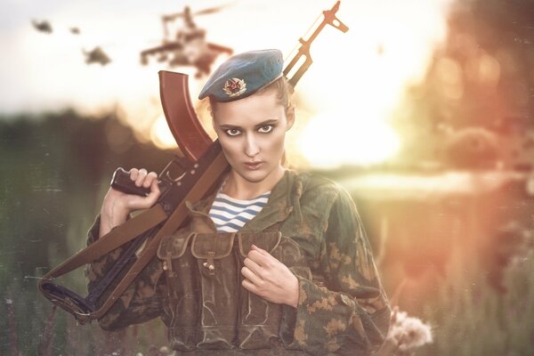 Modello di ragazza militare con Kalashnik