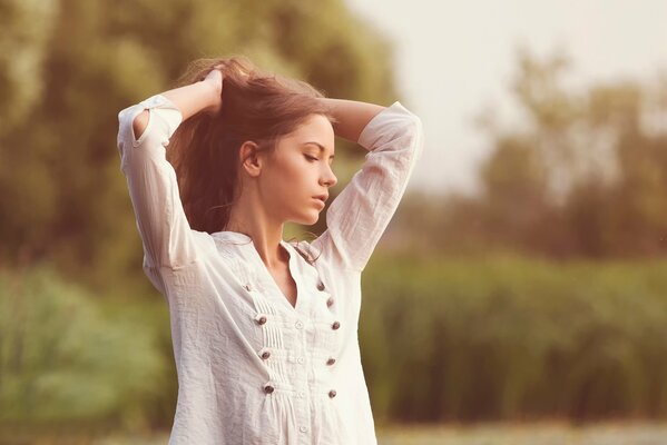 Ksenia Kokoreva in camicia bianca