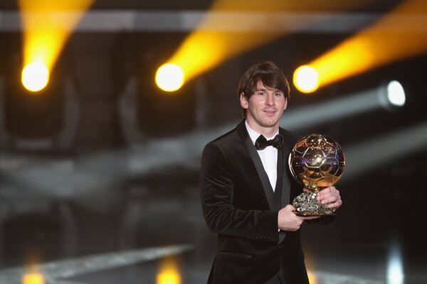 Messi tenant la coupe du ballon d or