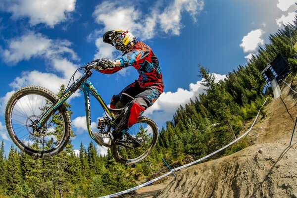 Course sur un vélo de sport sous un ciel dégagé