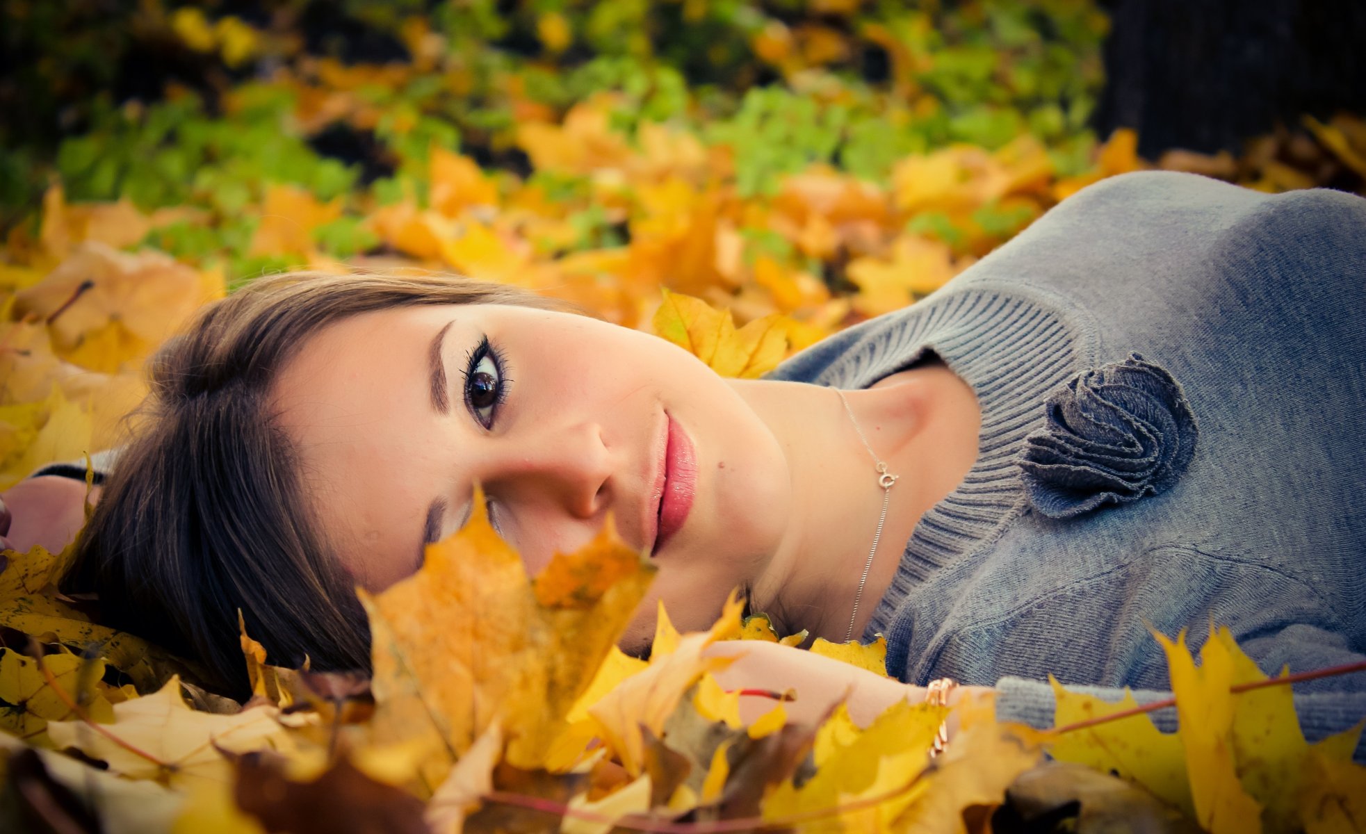 chica mirada otoño hojas pose