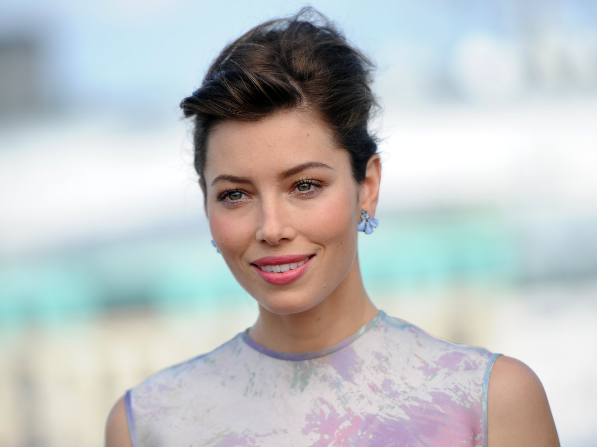 jessica biel aktorka brunetka fryzura makijaż uśmiech bokeh