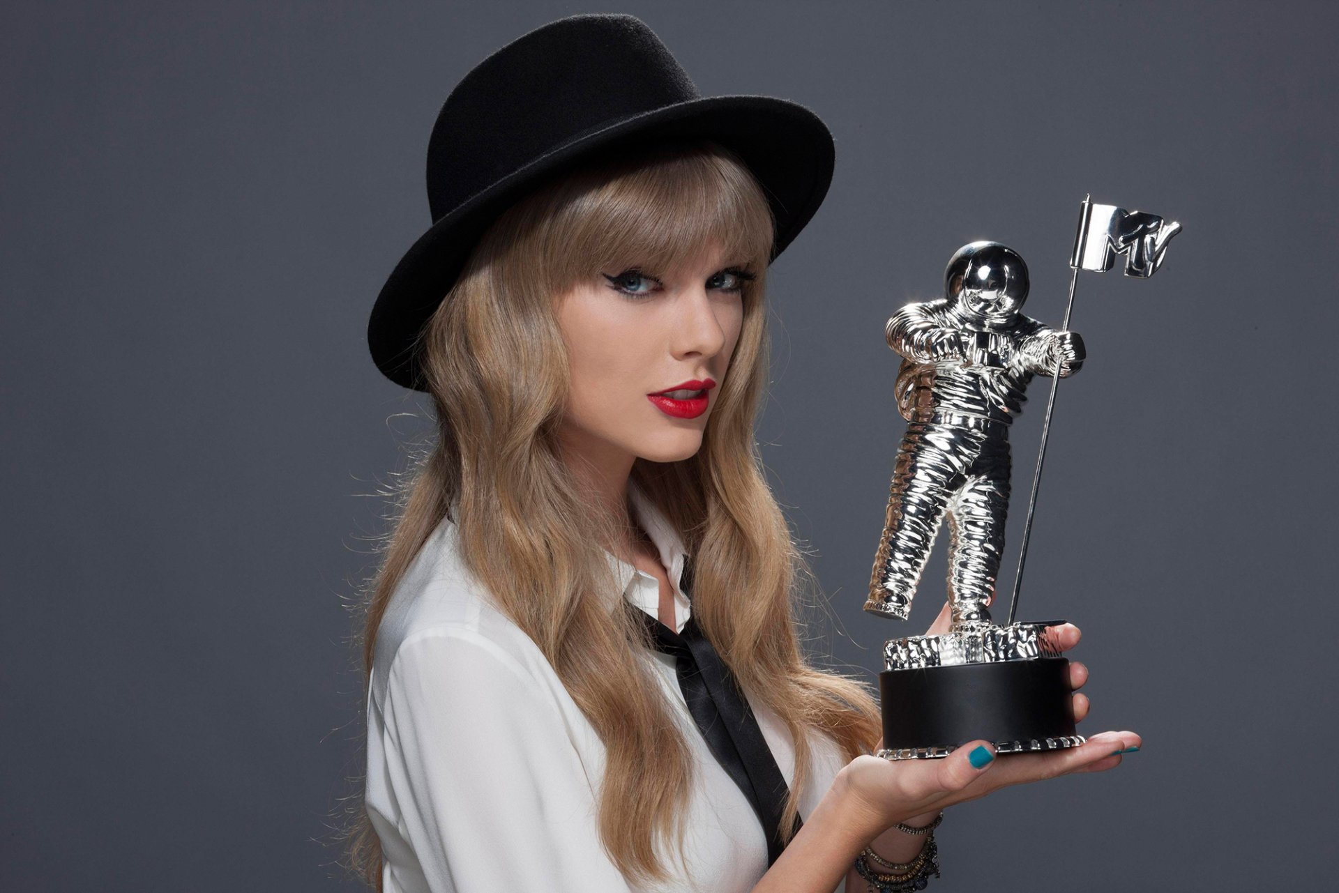 taylor swift cantante actriz peinado maquillaje sombrero corbata premio astronauta mtv