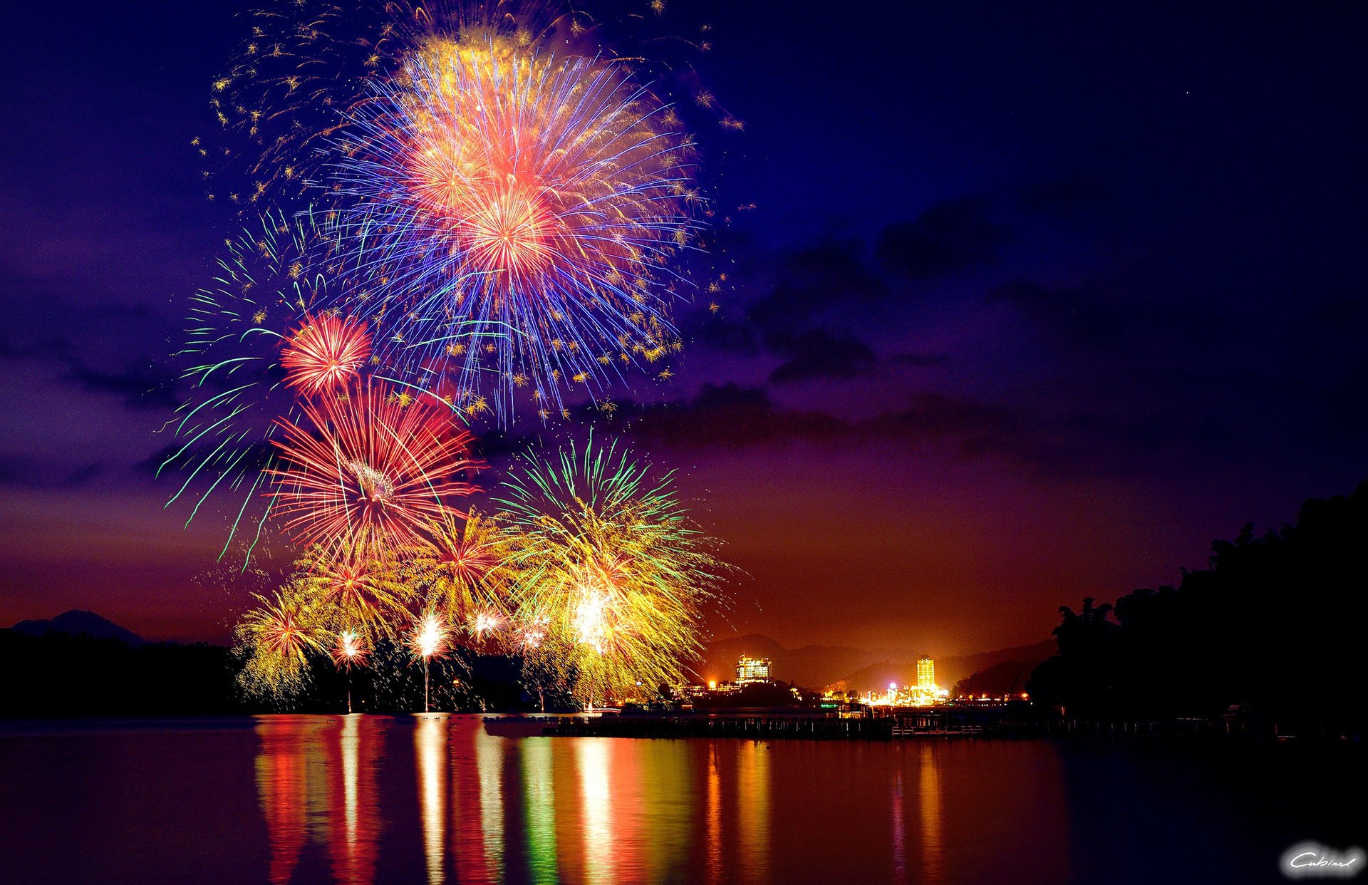 noche fuegos artificiales luces lago ciudad saludo