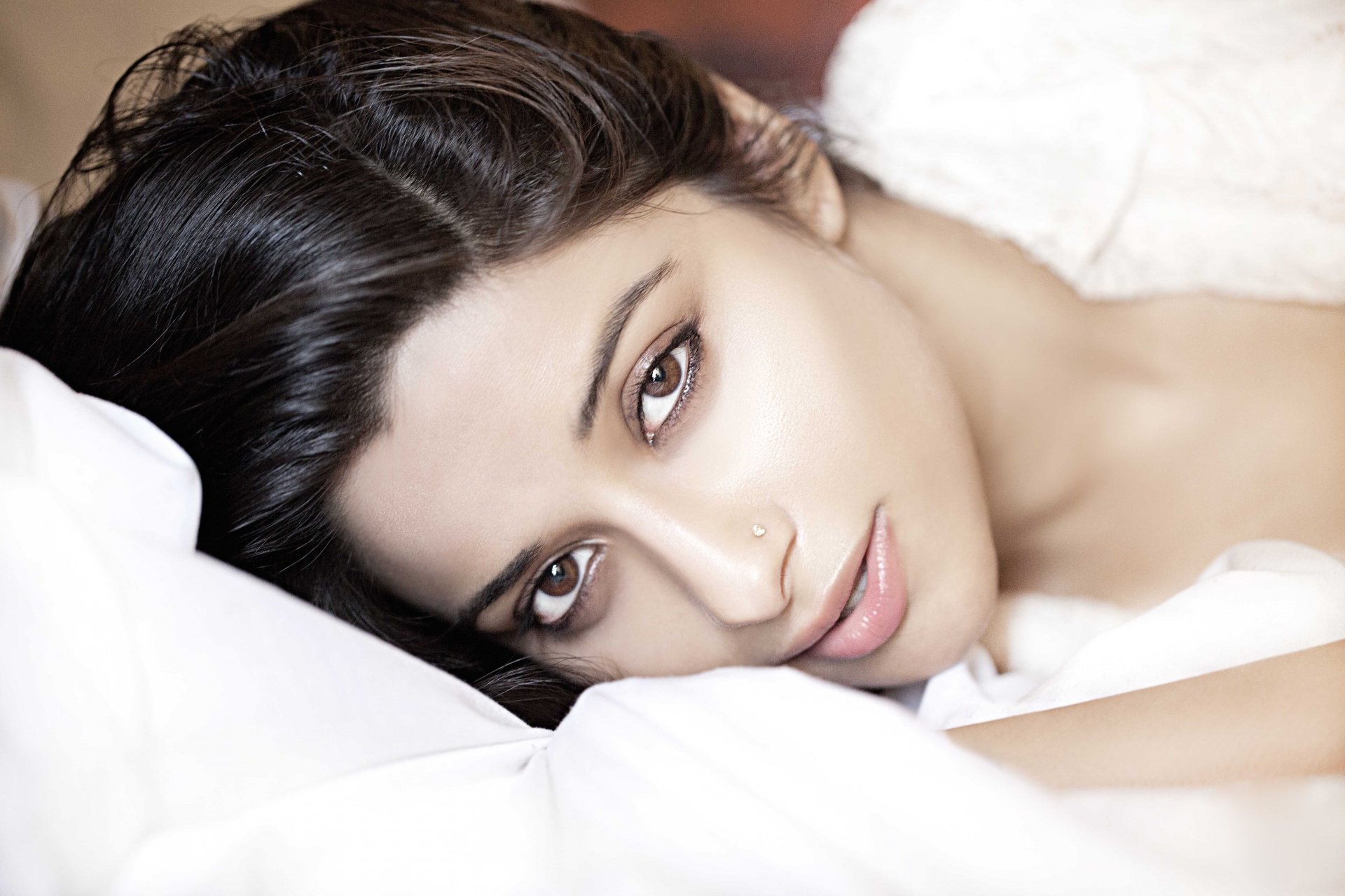 madhurima banerjee bollywood célébrité actrice modèle fille brunette jolie beauté visage lèvres yeux actrice indienne beauté