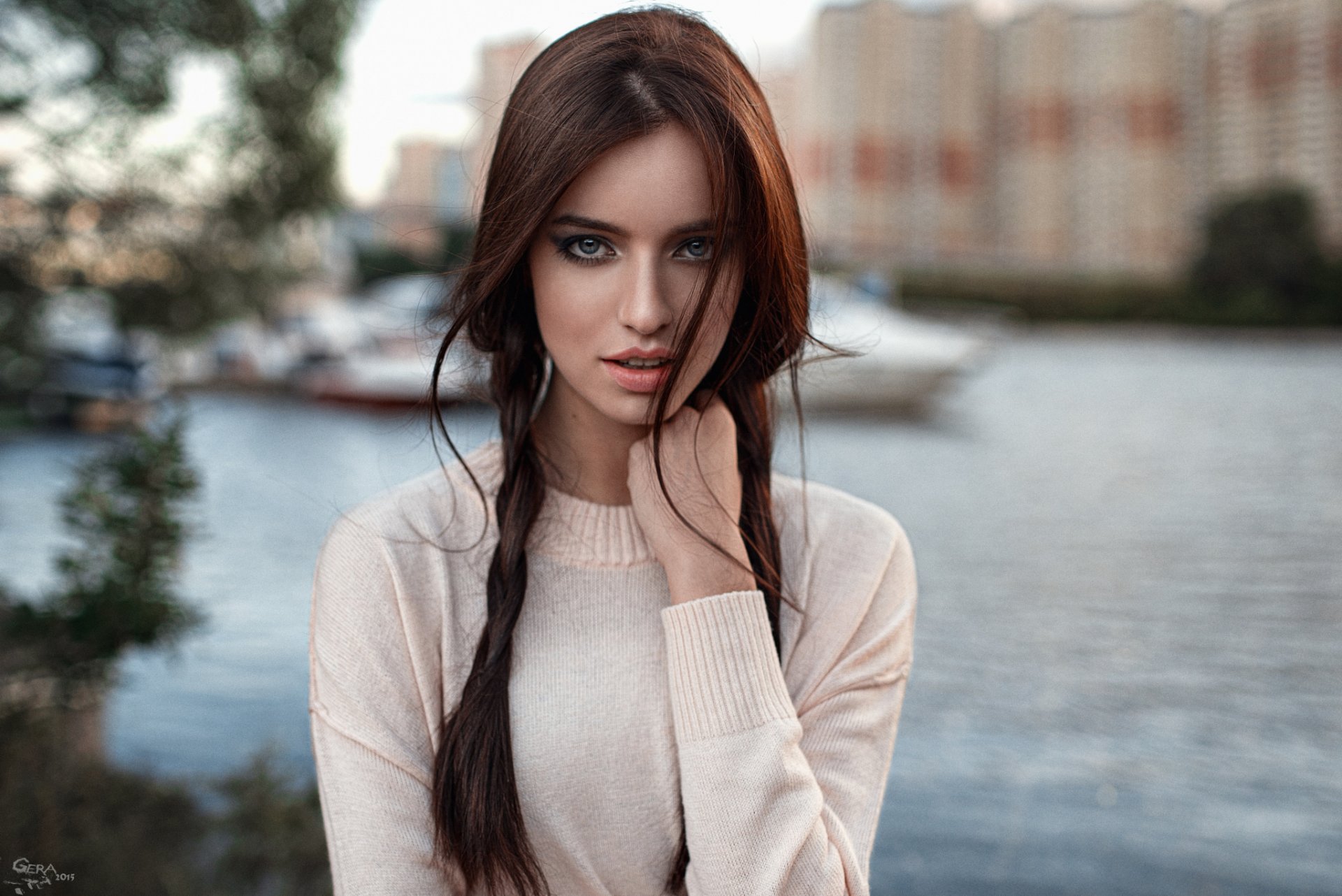 chica anastasia malakhova ciudad retrato bokeh morena belleza dulce mirada retoque georgy chernyadyev chaqueta