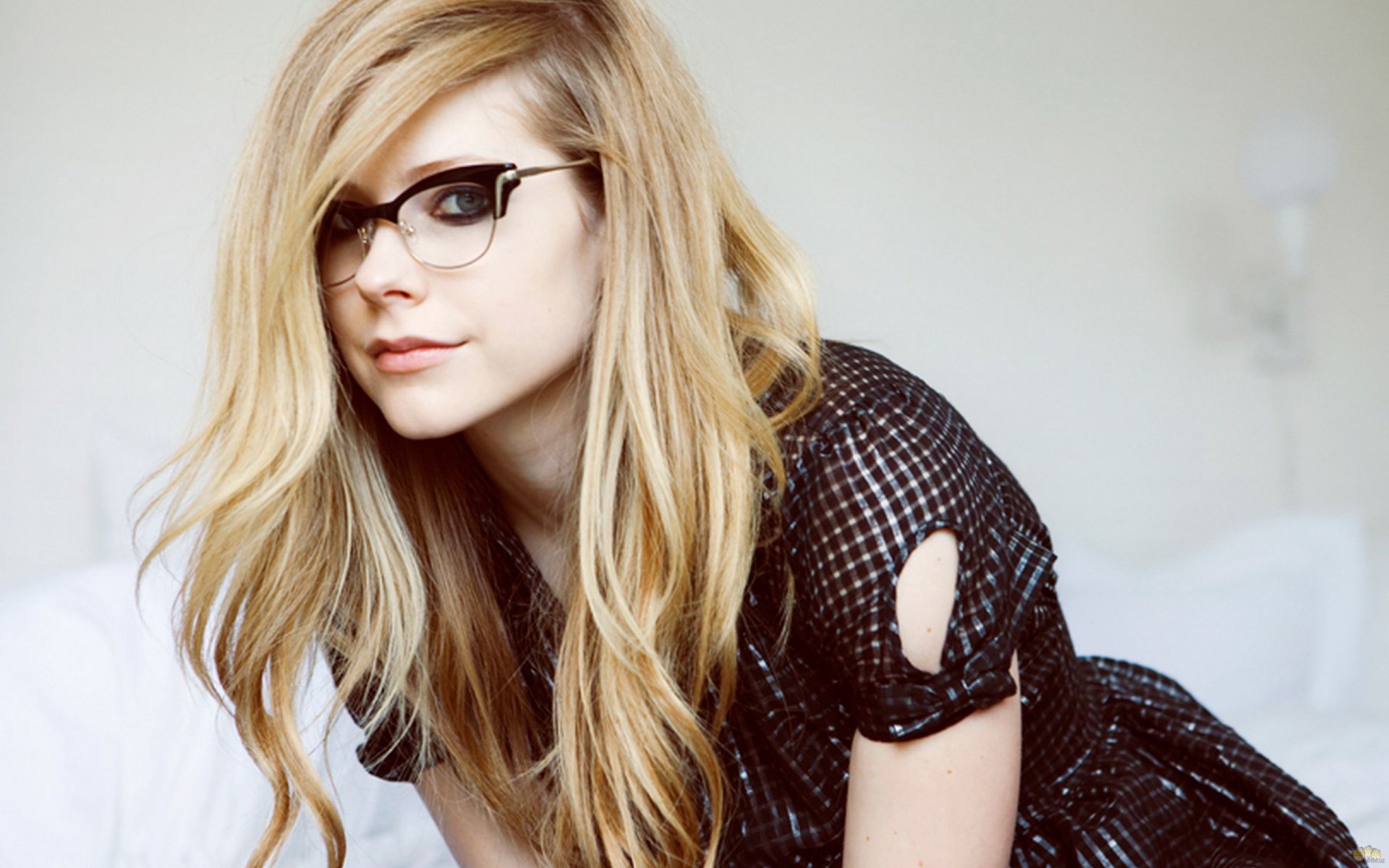 avril lavigne cantante occhiali musica