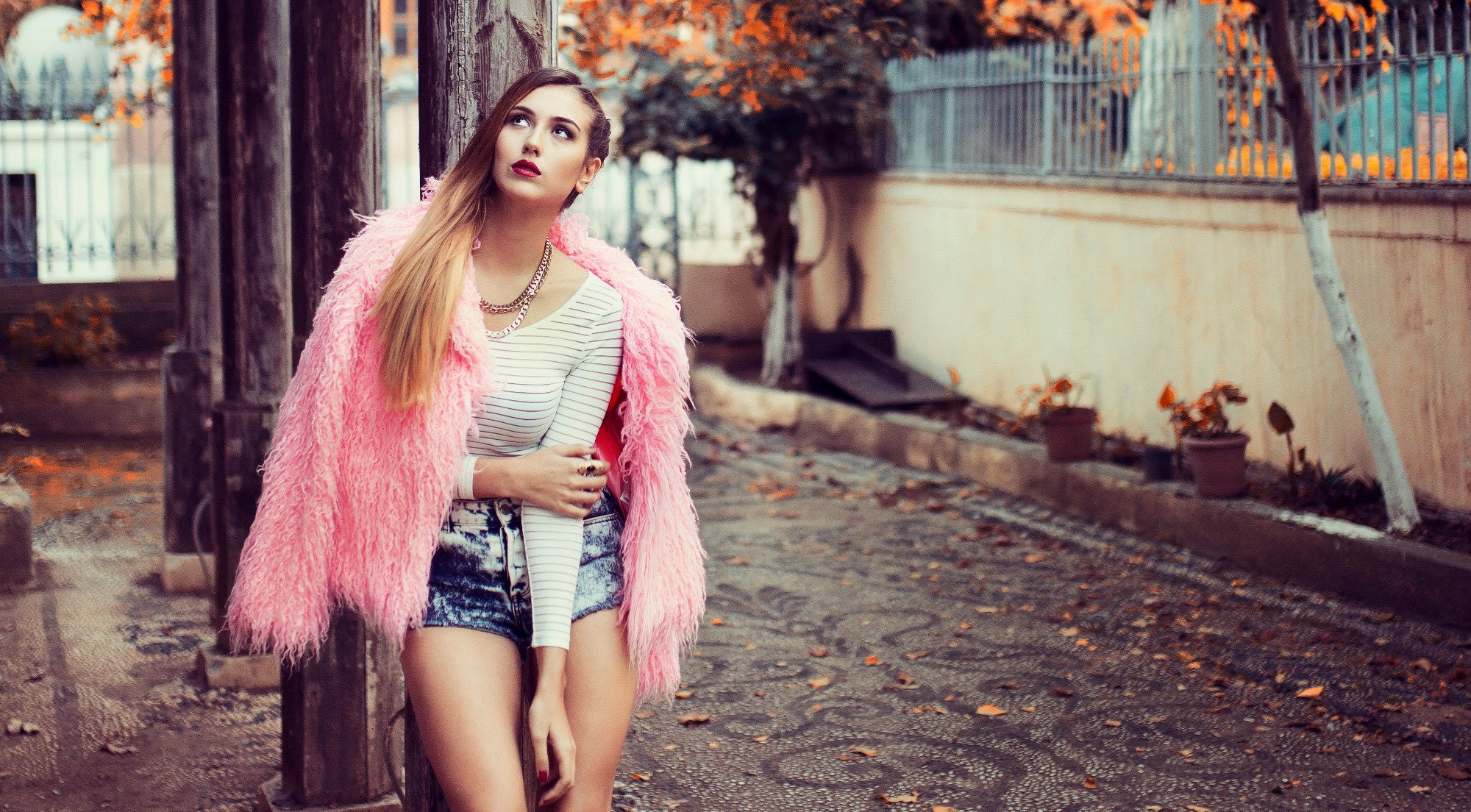 ragazza modello sguardo lungo capelli pantaloncini cappotto di pelliccia cortile strada autunno