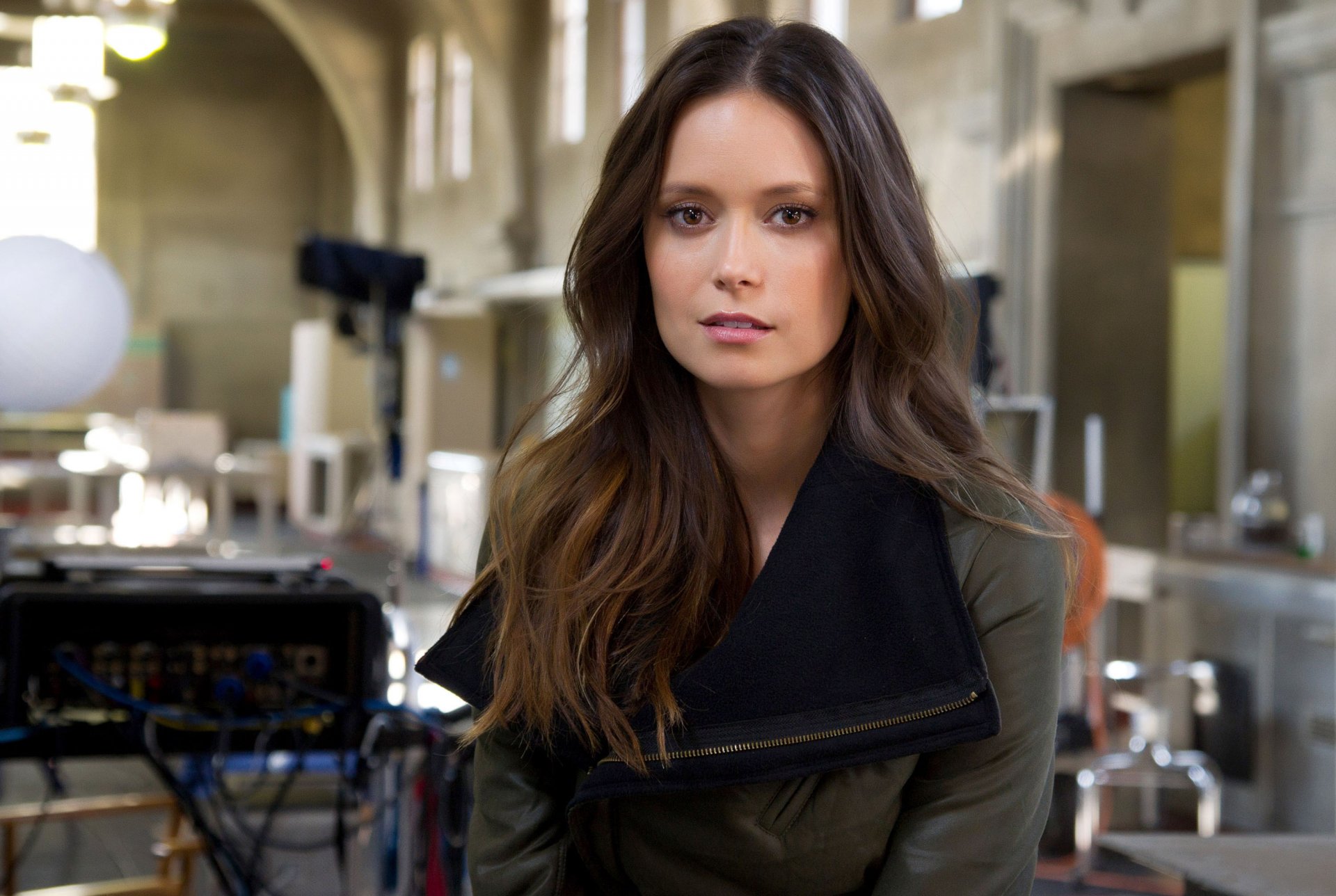 girl summer glau famous actress looks at the camera disclosed bay