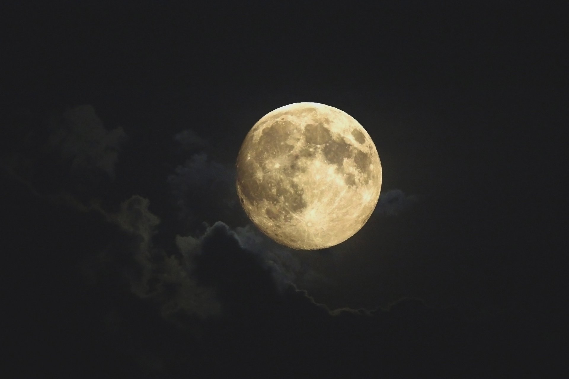 lune planète pleine lune nuages ciel satellite de la terre