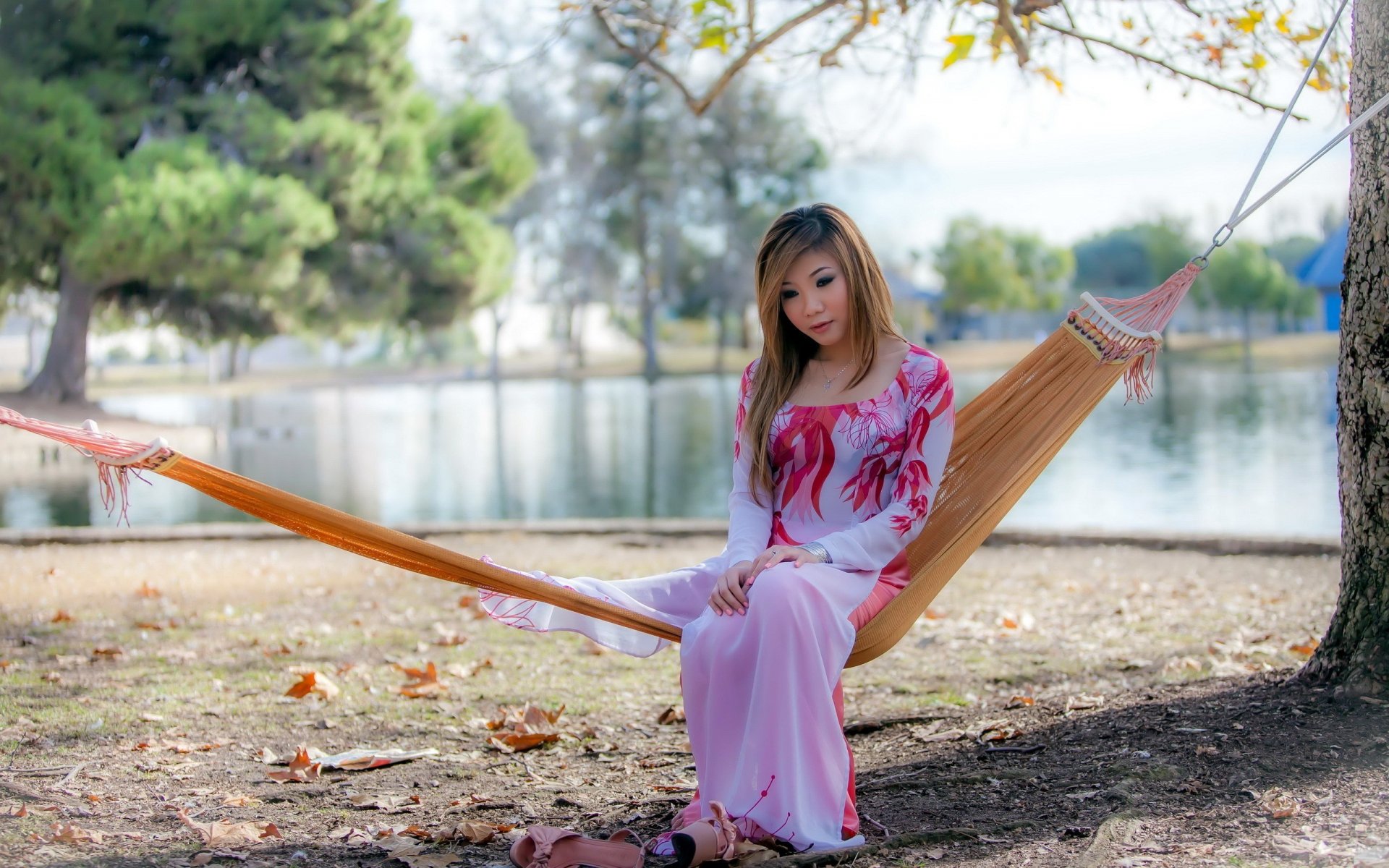 mädchen asiatisch kleid pose hängematte natur