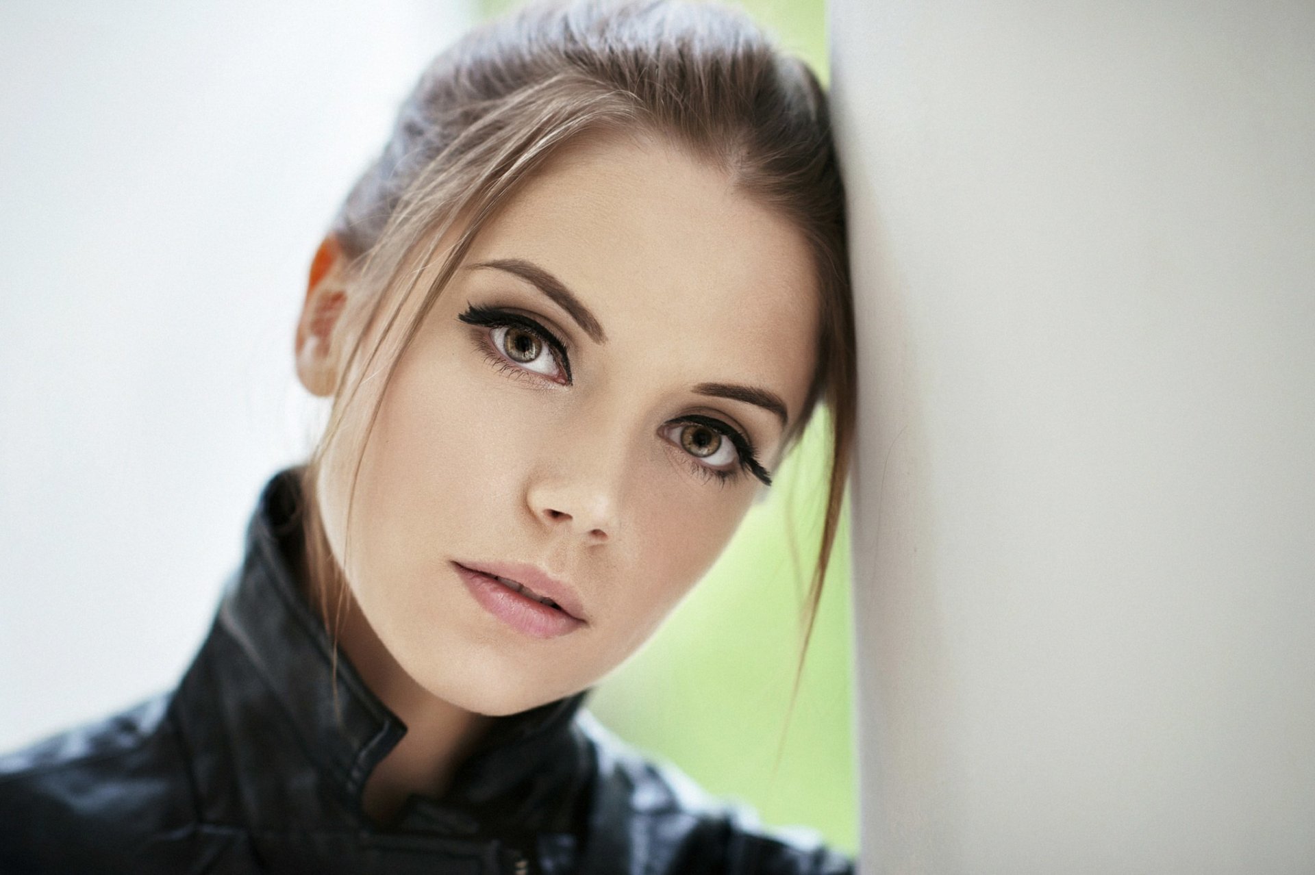 ragazza ksenia kokoreva viso carino bello bello bokeh sguardo giacca colletto frangia