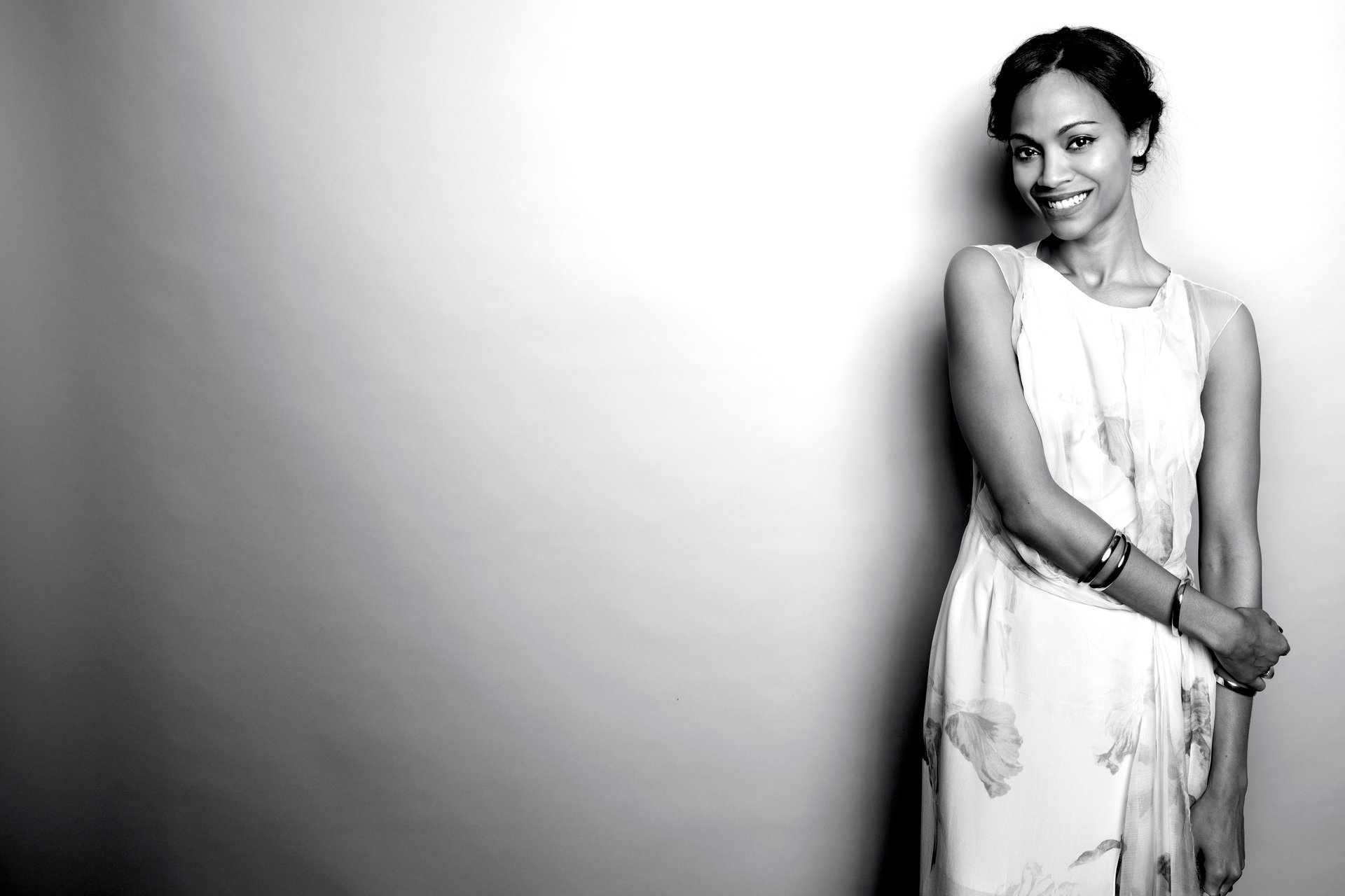 zoe saldana sorriso bw