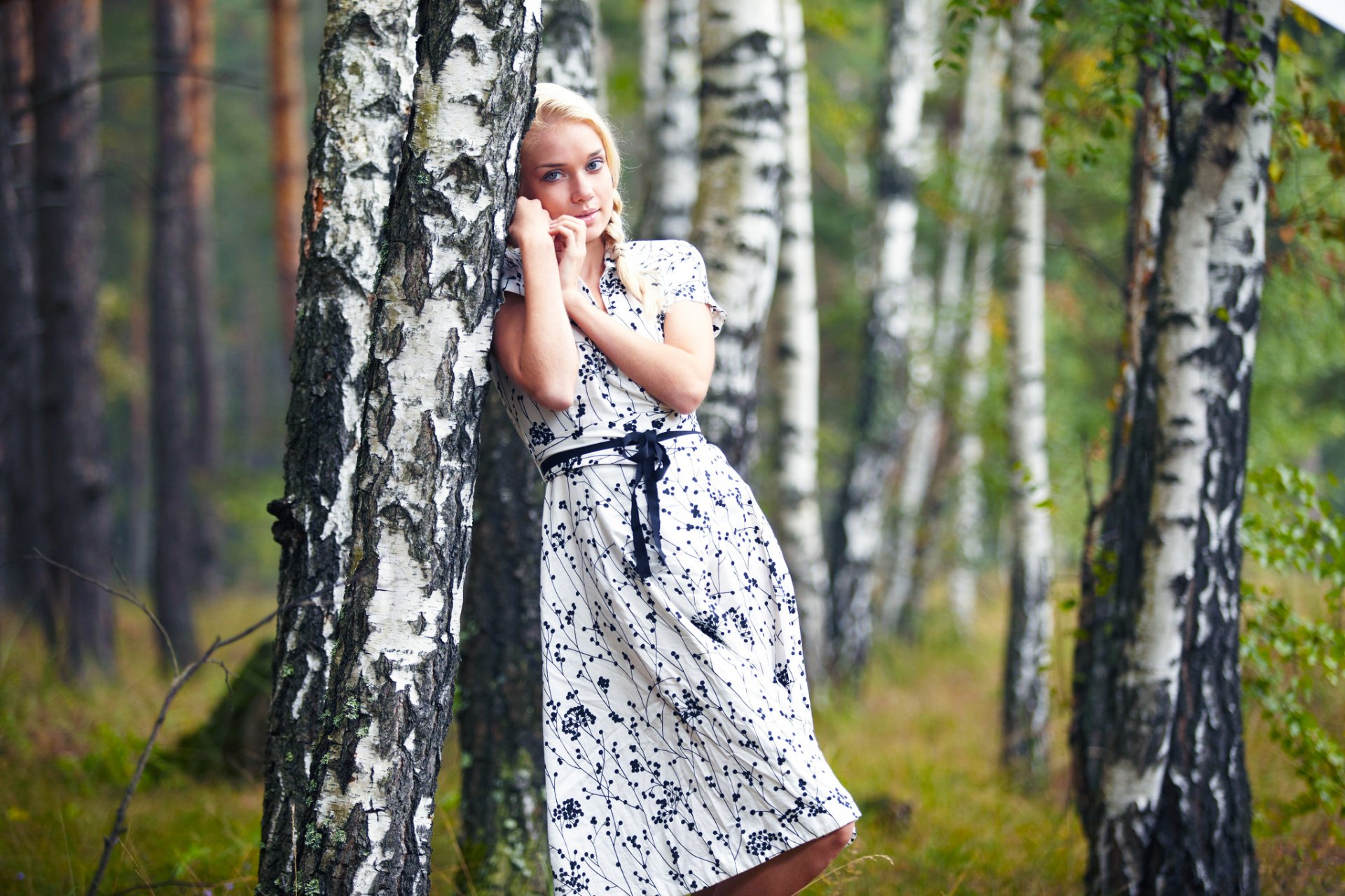 aljena aljena mädchen blond modell stehend birke baum wald schöne cutie posieren schöne