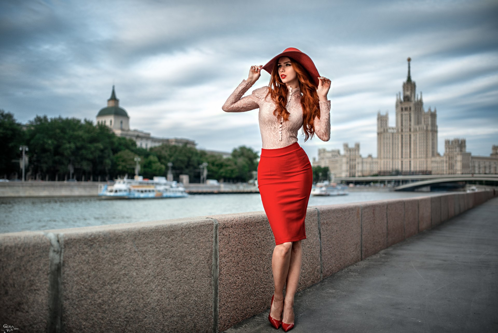 ragazza nadezhda obovova rossa grazia ritratto città georgy chernadyev cappello camicia gonna scarpe signora mosca ideale bellezza fashionista gambe figura università statale di mosca ponte fiume