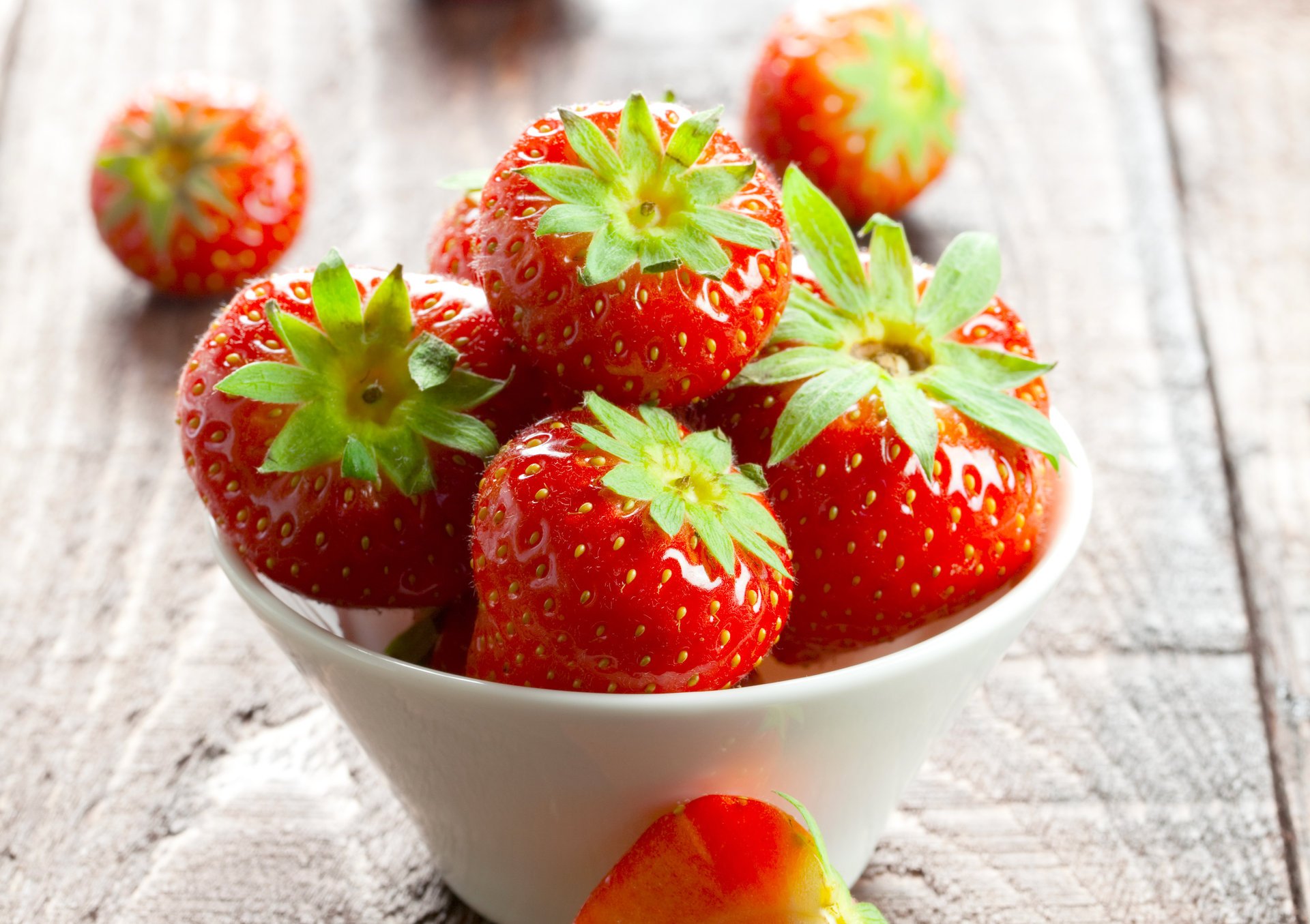 trawberry summer bowl berries red table