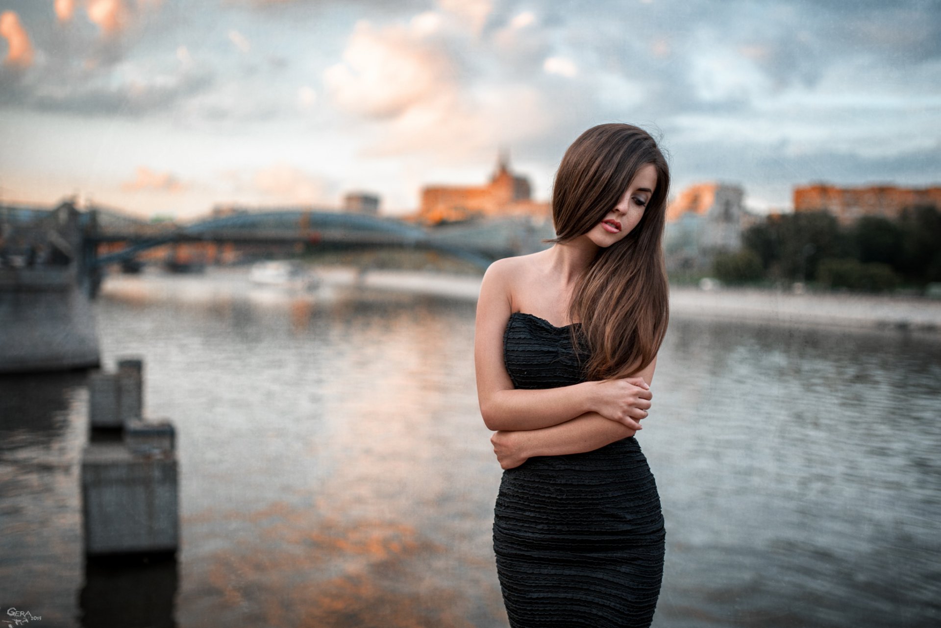 mädchen catherine uspenskaya porträt kleid schwarz schönheit georgy chernyadyev stadt fluss brücke braunhaarige haare stimmung pose