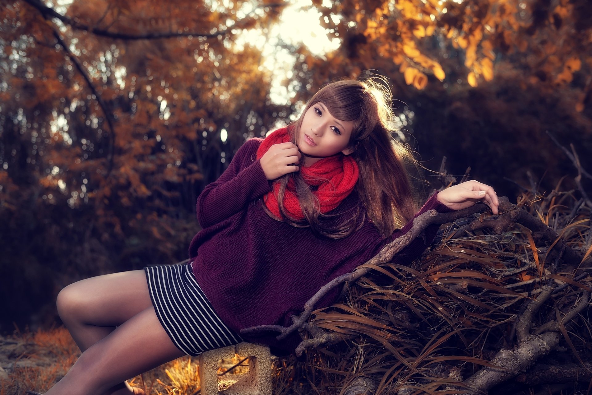 ragazza asiatica posa sguardo giacca maglia sciarpa rossa primavera foglie alberi