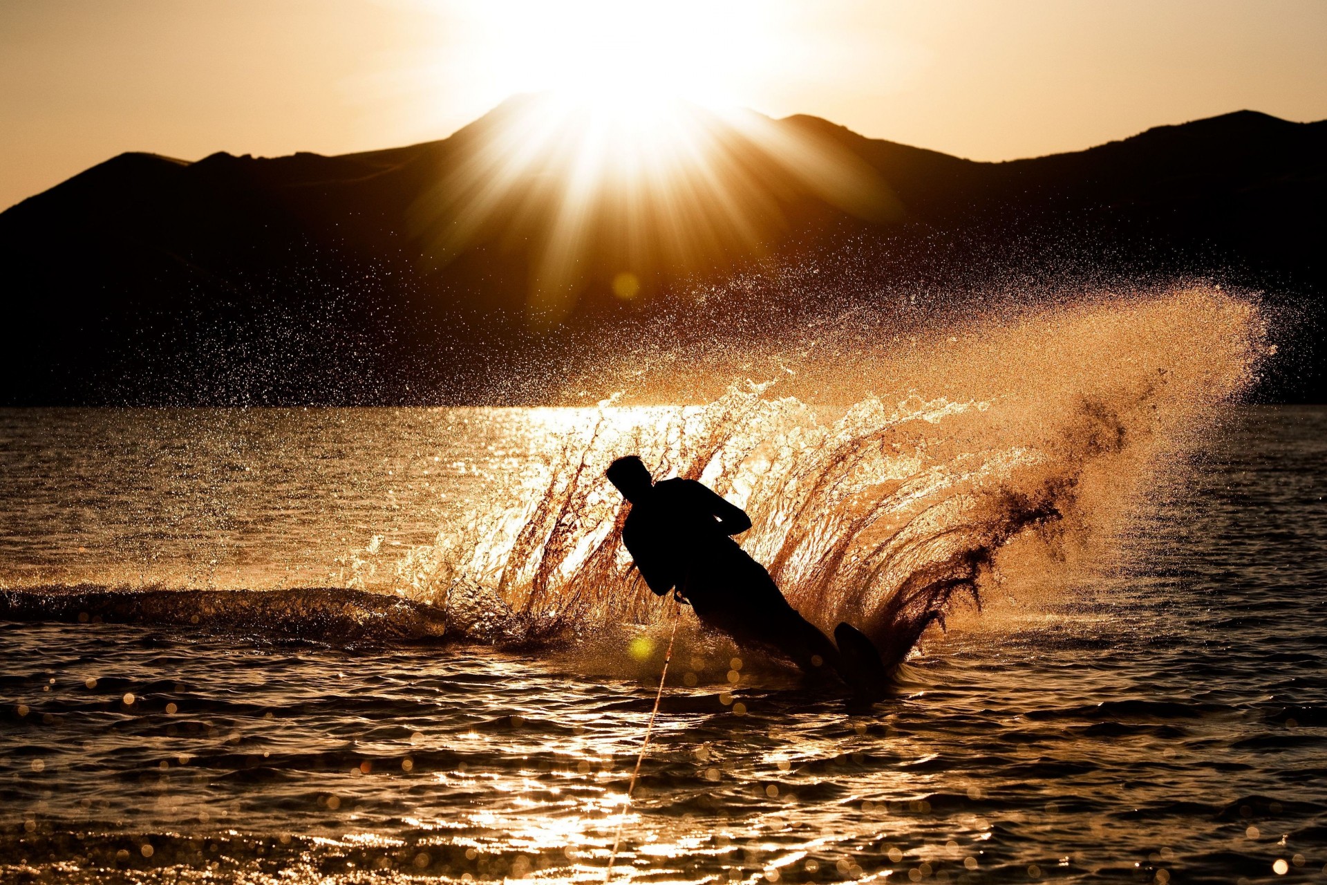 widescreen a schermo intero tramonto uomo sfondo oceano bomboletta spray acqua sole onda mare silhouette sport