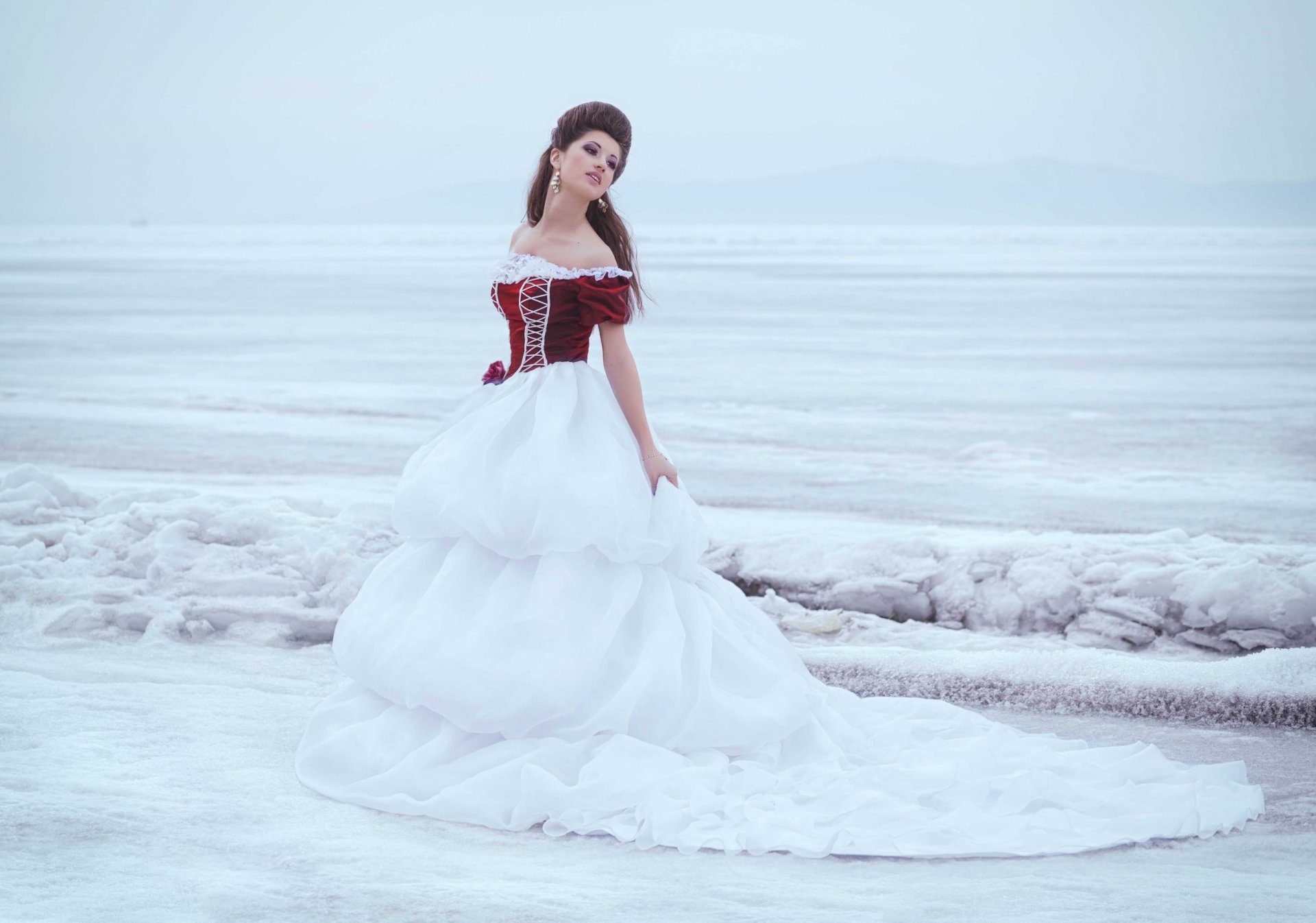 mädchen braunhaarige kleid pose winter schnee eis