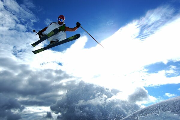 Skifahrer springen vor dem Hintergrund der Wolken