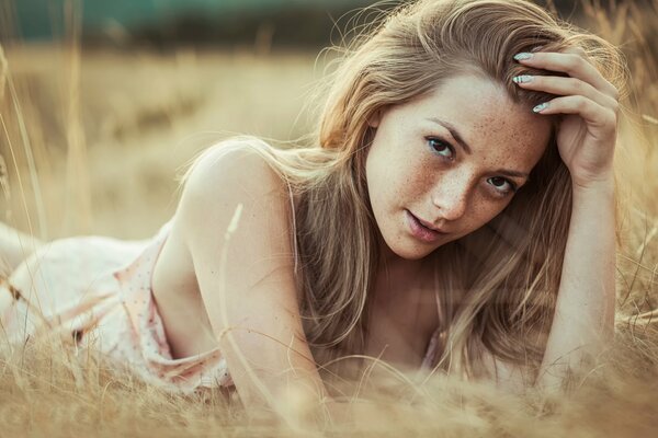 Olga Kobzar liegt mit Sommersprossen auf dem Feld