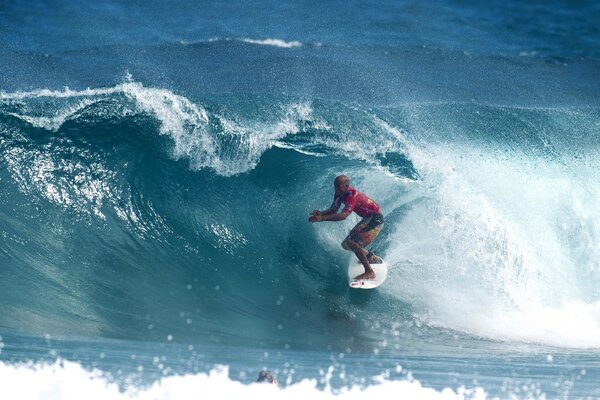 Surfeur sur la vague. Surf élevé