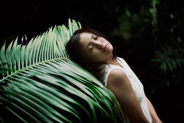 Ragazza solitaria sola con la natura