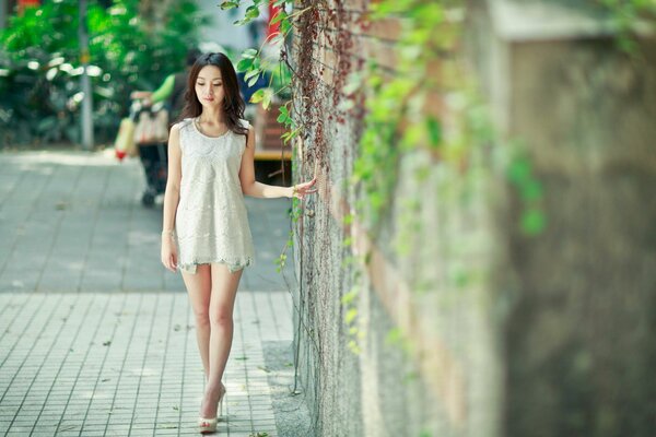 Pequeña chica asiática en la calle de la ciudad