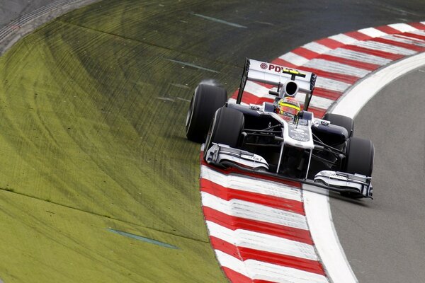 Voiture sur le circuit de formule un