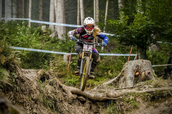 Fille sur le réservoir de sport se prépare pour le saut