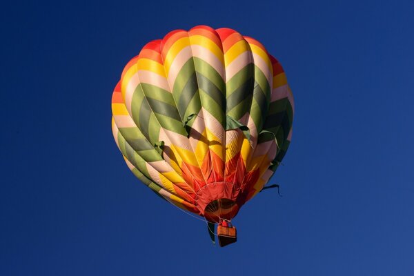 El globo vuela hacia el cielo