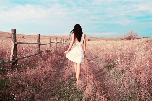 Bella ragazza bruna in campagna