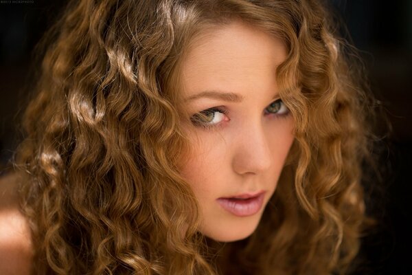 Chica con una hermosa mirada y rizos en el cabello